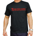 T-Shirt black, "Fühl Dich sicher, schlafe mit einem Feuerwehrmann" in rot XS