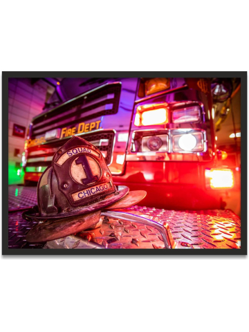 Kunstdruck "Chicago Fire Dept" Squad 1 - leather helmet im negro Rahmen 80 x 60 cm
