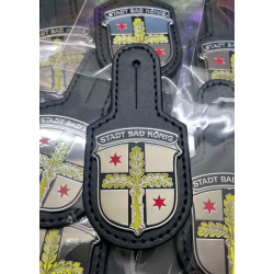 Brusttaschenanhänger auf schwarzem einknöpfbarem Unterteil, individuell mit eigenem Wappen