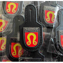 Brusttaschenanhänger auf schwarzem einknöpfbarem Unterteil, individuell mit eigenem Wappen