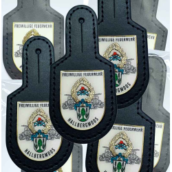 Brusttaschenanhänger auf schwarzem einknöpfbarem Unterteil, individuell mit eigenem Wappen