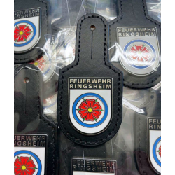 Brusttaschenanhänger auf schwarzem einknöpfbarem Unterteil, individuell mit eigenem Wappen