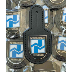 Brusttaschenanhänger auf schwarzem einknöpfbarem Unterteil, individuell mit eigenem Wappen