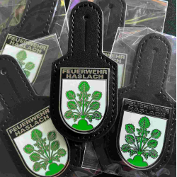 Brusttaschenanhänger auf schwarzem einknöpfbarem Unterteil, individuell mit eigenem Wappen