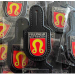 Brusttaschenanhänger auf schwarzem einknöpfbarem Unterteil, individuell mit eigenem Wappen