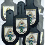 Brusttaschenanhänger auf schwarzem einknöpfbarem Unterteil, individuell mit eigenem Wappen