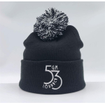 Pudelmütze schwarz mit schwarz-weissem Bommel aus Acryl, gesticktes Logo: GM53 - LÖRRACH