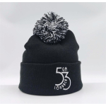 Pudelmütze schwarz mit schwarz-weissem Bommel aus Acryl, gesticktes Logo: GM53 - LÖRRACH